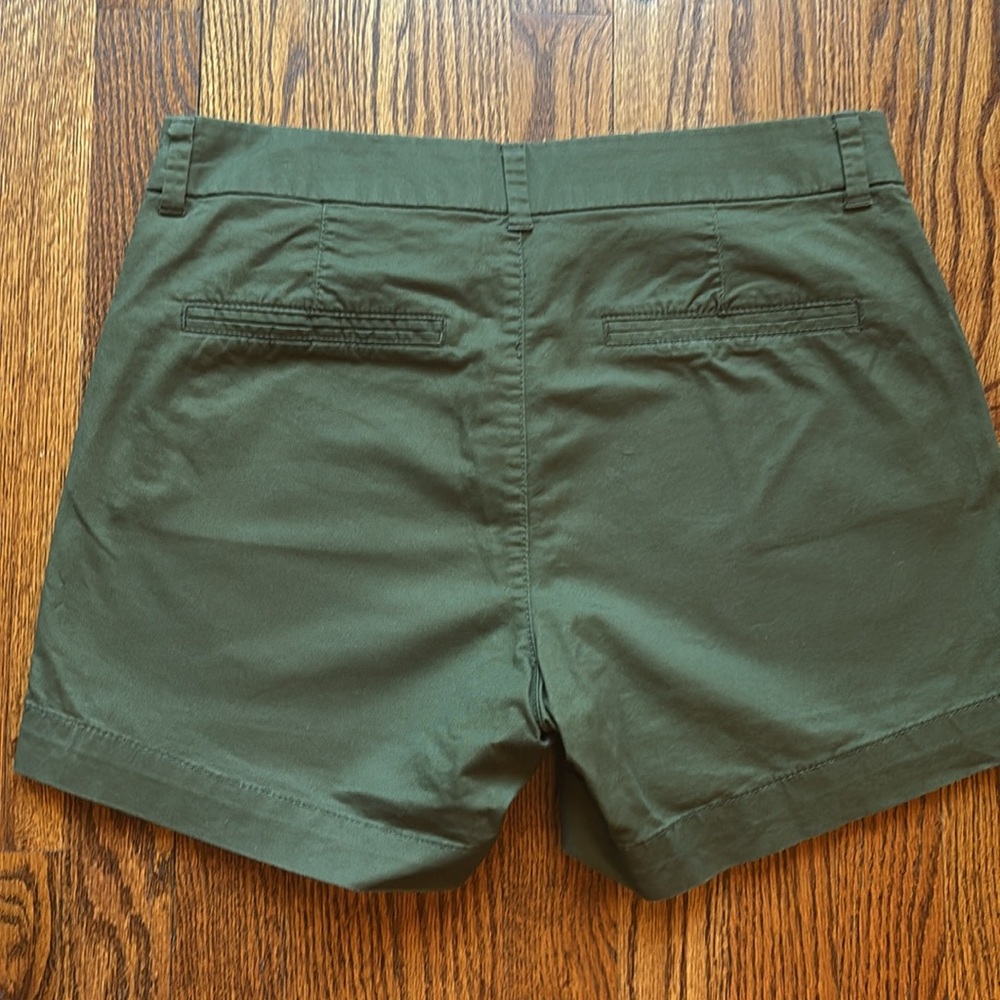 Old Navy  green mid rise everyday shorts, size 6 - Picture 5 of 6